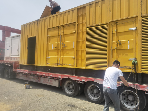 覃塘除了负载情况和发动机维护，还有哪些因素会影响 200kw 柴油发电机的油耗？